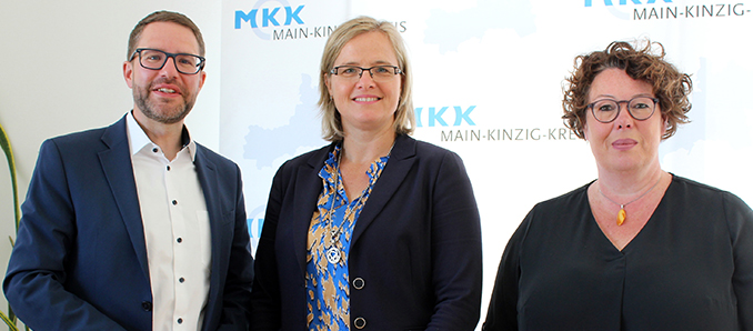 Landrat Thorsten Stolz und Erste Kreisbeigeordnete Susanne Simmler (rechts) wünschen der Leitenden Kriminaldirektorin Ute Jacobs, die seit Mai die Leitung der Polizeidirektion Main-Kinzig in Hanau übernommen hat, einen guten Start und freuen sich auf eine gute und vertrauensvolle Zusammenarbeit.