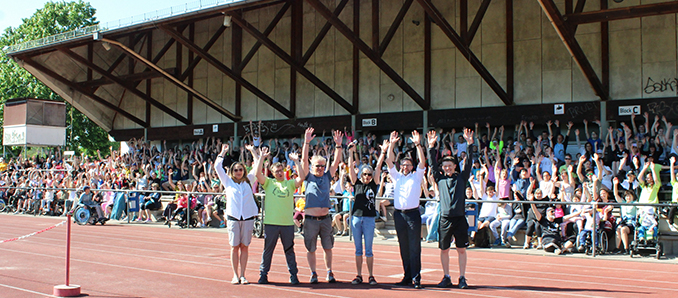 Eine La-Ola-Welle zum Einstimmen: Eleonore Krebs-Dembinski (Schulleiterin Martinsschule), Christian Röder (Schulleiter Friedrich-Fröbel-Schule), Elmar Feuerstein (Schulleiter Heinrich-Hehrmann-Schule), Monika Lake (Schulleiterin Frida-Kahlo-Schule), Landrat Thorsten Stolz und Philipp Kirsch (Fachbereich Sport Main-Kinzig-Kreis) testeten zur Eröffnung das Sport- und Spielfests schon mal die Stadionatmosphäre (von links).