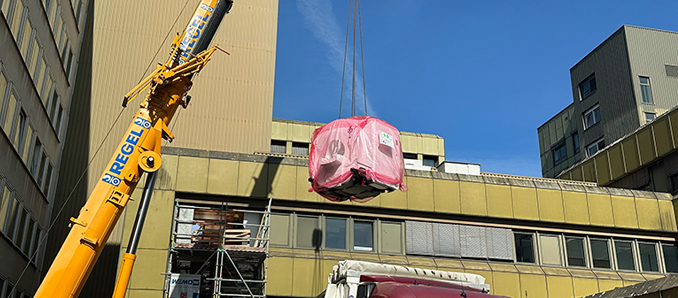 Nach 2 Stunden befand sich das 4 Tonnen schwere Gerät an seinem Platz. Foto: Klinikum Bad Hersfeld.