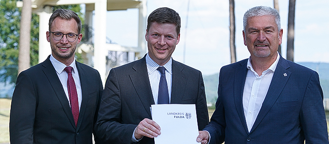 Der Landrat des Landkreises Fulda, Bernd Woide (rechts), übergab den Förderbescheid im US Camp von Point Alpha an den Stiftungsratsvorsitzenden Dr. Stefan Heck (Mitte) und an den Geschäftsführenden Vorstand Benedikt Stock. Foto: Point Alpha/J. Schneider