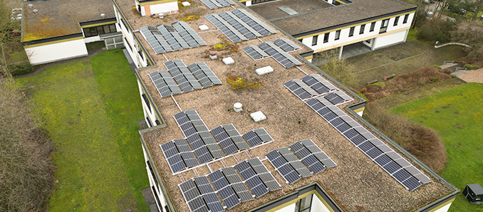 Autark mit Sonnenstrom: Das Dach der Technikerakademie in Alsfeld mit der neuen PV-Anlage. Foto: RhönEnergie Fulda