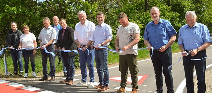 Gaben offiziell die Radwegeverbindung zwischen Malges und Leimbach als Zubringer für den Kegelspielradweg frei: Jochen Balzer vom Planungsbüro, Stadträtin Karin Grosch, Christoph Kritsch vom Bauamt der Stadt Hünfeld, Heribert Giebel von der bauausführenden Firma, Hünfelds Bürgermeister Benjamin Tschesnok, Landrat Bernd Woide, Hermann-Josef Scheich, Bürgermeister von Eiterfeld, der stellvertretende Ortsvorsteher von Leimbach, Oliver Spiess, der Ortsvorsteher von Malges, Norbert Quanz, und Michael Schuchardt von der Bauleitung.