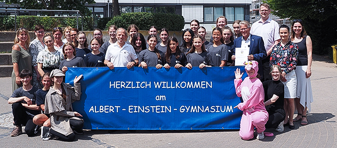 Während einer kleinen Feierstunde überreichte Kreisbeigeordneter und Schuldezernent Winfried Ottmann (Dritter von links, zweite Reihe) die offizielle Urkunde zur Namensänderung an Schulleiter Claus Wörn (Fünfter von links, zweite Reihe).