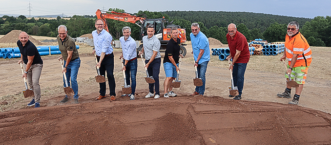 Tobias Schmidt Gemeinde Neuhof; Otto Mahr Ortsvorsteher Hattenhof; Heiko Stolz Bürgermeister Gem. Neuhof; Dirk Eckerscham Ingenieurbüro, Joachim Bug Leiter Bauabteilung Gem. Neuhof; beide Fa. Bickhardt Bau; Franz Josef Adam 1. Beigeordneter Gem. Neuhof; Fa. Bickhardt Bau. Foto: privat