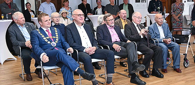 48 Amtsjahre vereint haben die vier Amtsvorgänger von Hünfelds Bürgermeister Benjamin Tschesnok (li,) für das Wohl der Stadt gearbeitet.  Stefan Schwenk, Dr. Eberhard Fennel, Bernhard Mihm und Wolfgang Strecke. (v.l.) Foto: privat