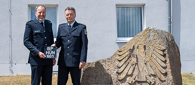 EPHK Peter Hohmann (r) bei der Übergabe der Rückenkennzeichnung an seinen Nachfolger EPHK Alfons Werner