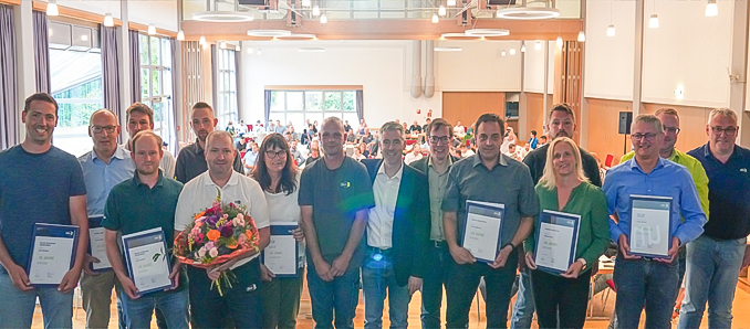 Die Geehrten mit dem Betriebsrat und den Geschäftsführern (von links): Jörg Weitzel, Oliver Wolf, Ronny Fara, Felix Leipold, Timo Röll, Kay Kossatz, Kerstin Alt, Guido Böhm, Peter Jökel, Stefan Jökel, Erhard Matheis, Andreas Walther, Jessica Euler, Klaus Köhler, Markus Schreiber und Christoph Frings.  Foto: privat