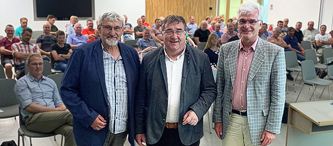 Bei der Ortslandwirtetagung des Landkreises diskutierten (von links) Kreislandwirt Horst Taube, Regierungspräsident Mark Weinmeister, Landrat Torsten Warnecke sowie die Ortslandwirtinnen und Ortslandwirte vor allem um den Ausbau von Fotovoltaik-Anlagen auf landwirtschaftlichen Flächen. Foto: Landkreis Hersfeld-Rotenburg