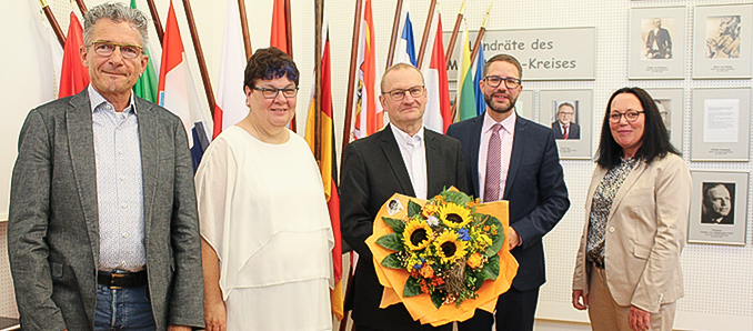 Claus Paffenholz (Mitte) geht in den Ruhestand. Neben Landrat Thorsten Stolz (2.v.r.) würdigten auch Dr. Wolfgang Lenz, Ulrike Schmidt und Petra Schütze seinen jahrzehntelangen Einsatz für die Bürgerinnen und Bürger (von links). Foto: privat