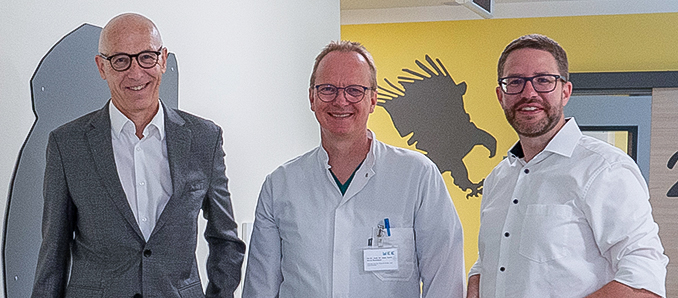Geschäftsführer Dieter Bartsch, neuer Ärztlicher Leiter Kinderklinik PD Dr. Dr. Horst Buxmann sowie Landrat Thorsten Stolz. (v.l.)