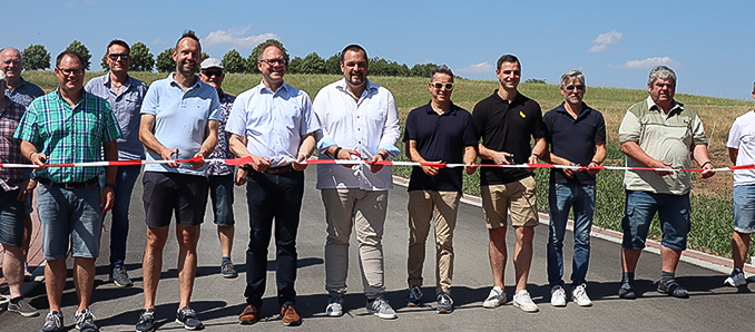 2.v.l. Mario Klüh Beigeordneter Gemeinde Neuhof; 3.v.l. Heiko Stolz Bürgermeister Gem. Neuhof; Timo Leinweber Ortvorsteher Hauswurz; Joachim Bug Leiter Bauabteilung Gem. Neuhof; Fa. Bickhardt Bau, Dirk Eckerscham Ingenieurbüro; Hubert Lauer. Foto: Gemeinde