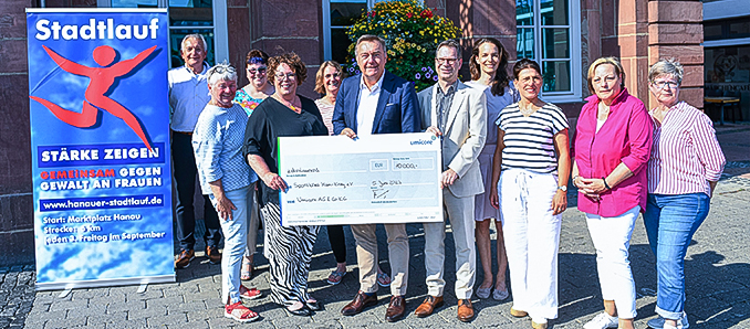 Bei der Spendenübergabe für den diesjährigen Stadtlauf Hanau: Erste Kreisbeigeordnete Susanne Simmler und Oberbürgermeister Claus Kaminsky (Mitte) nehmen von Dr. Bernhard Fuchs (Vorstandsvorsitzender Umicore AG & Co. KG) eine Spende in Höhe von 10.000 Euro entgegen. Das Hanauer Unternehmen unterstützt den Stadtlauf schon seit einigen Jahren. Foto: Moritz Göbel/Stadt Hanau