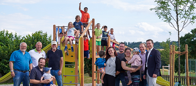 Haben in toller Gemeinschaftsleistung den Breitenbacher Spielplatz erneuert und erweitert (von links): Ortsvorsteher Thomas Epperlein mit Ortsbeiratsmitglied Daniel Klis, Frank Hildebrandt und Axel Wagner vom Förderverein, Jaqueline Möller und Ann-Kathrin Klis von der Elternvertretung sowie Bauhof-Leiter Marc Lotz, Thomas Müller vom Bauamt und Bürgermeister Matthias Möller. Foto: Stadt Schlüchtern