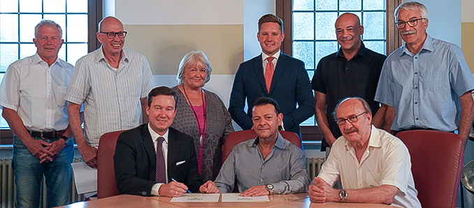 Freuen sich über den Coup (von links): Die Magistratsmitglieder Jürgen Heil und Hans-Konrad Neuroth, Bürgermeister Matthias Möller, Magistratsmitglied Ingrid Föller, Rechtsanwalt Mario Neubert, Pächter Giovanni Sistarelli mit Buchhalter Phil De Oliveira, Erster Stadtrat Reinhold Baier sowie Magistratsmitglied Willi Staaf.  Foto: Stadt Schlüchtern