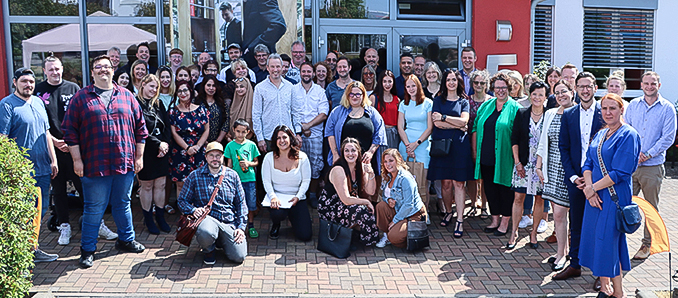 Die Auszubildenden der AQA feierten gemeinsam mit Erster Kreisbeigeordneter Susanne Simmler (Fünfte von rechts) und dem AQA-Team und Gästen ihre bestandenen Abschlussprüfungen. Foto: privat