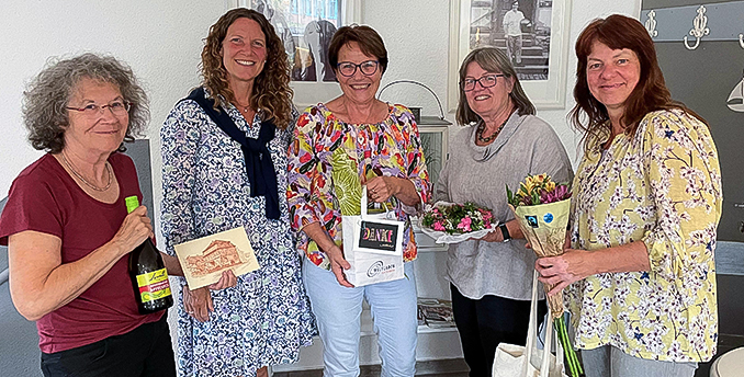 Alice Engel-Kanani (Mitte), bis dato Projektverantwortliche und Vorsitzende der Steuerungsgruppe Fairtrade Landkreis, mit ihren Mitstreiterinnen (von links) Astrid Ries-Wenzel (Rodenbach), Bixi Bühler-Scheffler, Hilde Delhey (beide Gelnhausen) und Katja Adams (Nidderau). Foto: privat