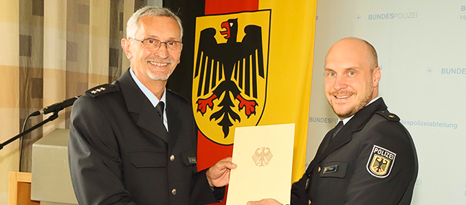 Polizeihauptkommissar Uwe Hoffmann empfängt die Ruhestandsurkunde aus den Händen von Polizeirat Steffen Rieger.