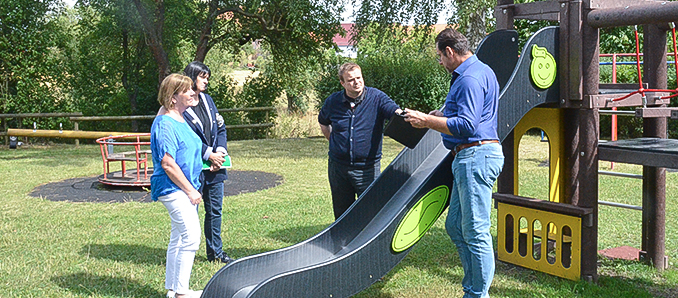 Der Spielplatz von Kirchhasel wurde mit einem neuen Multifunktionsspielgerät aufgewertet. Unser Bild zeigt Ortsvorsteher Jürgen Ruschke, Stadträtin Karin Grosch, die zuständige Sachbearbeiterin Petra Richter-Rehberg und Bürgermeister Benjamin Tschesnok bei einem Termin vor Ort. Foto: Stadt