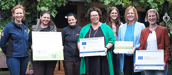 Kreisbeigeordnete Susanne Simmler (Mitte) und Kristin Mutschinski (links), Koordinatorin des Projekts „100 nachhaltige Bauernhöfe“, überreichten Anja Betz (Zweite von links) im Beisein von Desiree Stephan vom Franzehof, Tanja Debus, Landesbetrieb Landwirtschaft Hessen, Katrin Hess, Leiterin des Amtes für Umwelt, Naturschutz und ländlicher Raum, sowie Christina Gebhardt, zuständig für den Bereich Lernfeld Landwirtschaft/Soziale Landwirtschaft (von links) vier Schilder.  Foto: privat