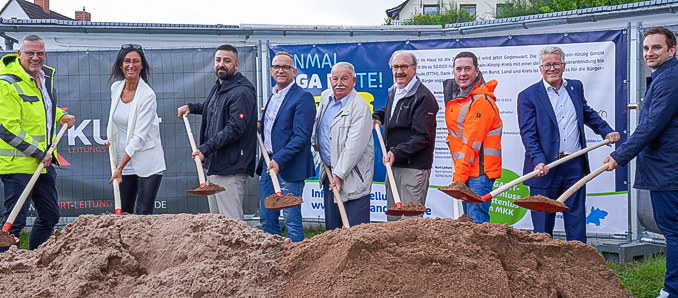 Jetzt bekommt auch Schlüchtern kostenlose Glasfaser-Anschlüsse. Darüber freuen sich (von links): Torsten Sawierucha (Projekt- und Bauleitung Kurt Leitungstiefbau), Simone Roth (Breitband-Geschäftsführerin), Ufok Bozkurt (Geschäftsführer Kurt Leitungstiefbau), Franz Seikel (Projektleiter Kurz Leitungstiefbau), Günter Frenz (Kommunalberater des Fördergebers atene KOM), Reinhold Baier (Erster Stadtrat Stadt Schlüchtern), Marc Lotz (Bauhof-Leiter), Winfried Ottmann (Kreisbeigeordneter und Breitband-Aufsichtsratsvorsitzender) und Christian Fütz (Projektleiter Vodafone). 
Foto: Bensing & Reith