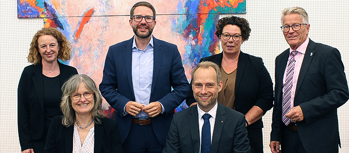 Freuen sich auf die Umsetzung des Azubi-Campus im Main-Kinzig-Kreis (vorne AQA-Geschäftsführerin Helmtrud Abs und Steffen Kempa, Geschäftsführer von Kolping Jugendwohnen mit (hinten von links): AQA-Projektleiterin Astrid Rost, Landrat Thorsten Stolz, Erste Kreisbeigeordnete Susanne Simmler und Kreisbeigeordneter Winfried Ottmann.