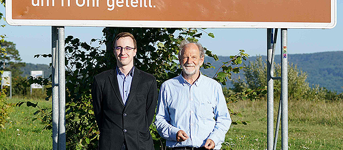 Erinnerung an die Grenzöffnung: Philipp Metzler und Michael Cramer vor dem Gedenkschild von Point Alpha, das auch Ziel der Radfahrer auf dem EuroVelo 13 sein kann. Foto: Johannes Schneider