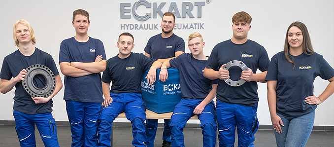 Ausbildungsleiter Patrick Hofacker (Mitte) mit den neuen Eckart-Auszubildenden (von links): Oliver Helm, Lars Stork, Torben Hahn, Nico Müller, Karl Romeike und Aiste Bagdonaite. Foto: privat