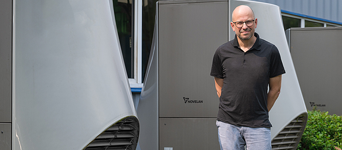 Markus Eckart möchte das Unternehmen Eckart Hydraulik mittelfristig klimaneutral aufstellen. Ein wichtiger Schritt war die vollständige Umstellung auf Wärmepumpen, die hier im Foto zu sehen sind. Foto: Eckart Hydraulik