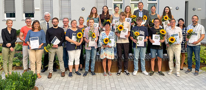 Die Teilnehmenden des FSSJH sowie die Einsatzstellen mit Landrat Torsten Warnecke und Vertretern der Projektkoordination im Landratsamt. Foto: Landkreis Hersfeld-Rotenburg