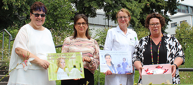 Seit acht Jahren erhalten Vergewaltigungsopfer in den Main-Kinzig-Kliniken in Gelnhausen medizinische Soforthilfe. Als kleines Zeichen der Anerkennung überreichte Erste Kreisbeigeordnete Susanne Simmler (rechts) süßes Backwerk an Dr. Elke Schulmeyer, Leiterin der Abteilung Gynäkologie und Geburtshilfe, gemeinsam mit Ulrike Schmid (links) und Grit Ciani aus dem Referat für Frauenfragen und Chancengleichheit des Main-Kinzig-Kreises.