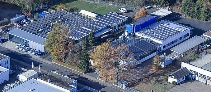 Einer von drei Preisträgern des Umweltpreises 2023 ist der Karosserie- und Lackierfachbetrieb Beckl aus Langenselbold. Das Bild zeigt die Photovoltaikanlage, mit derzeit 280 Kilowatt Solarleistung. Damit werden die Elektrofahrzeuge der Firma geladen.