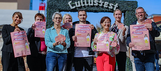 Mit Bierdeckeln und Plakaten gegen sexuelle Belästigung (von links): Die stellvertretende NVV -Pressesprecherin Judith Féaux de Lacroix, die Frauen- und Gleichstellungsbeauftragten Silvia Wohlgemuth (Stadt Bad Hersfeld), Christel Zimmermann und Corinna Zehender Landkreis), Dennis Bolender (Jugend- und Auszubildendenvertretung des Landkreises), Hersfelds Bürgermeisterin Anke Hofmann, Julia Scholz (Projektleiterin des Lullusfests) und ihr Kollege Helge Assi (technischer Leiter des Lullusfests) machen auf das Thema Catcalling aufmerksam: „Catcalling ist #KeinKompliment!“ Foto: LK-HEF