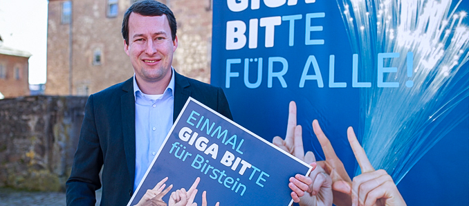 Birsteins Bürgermeister Fabian Fehl appelliert an seine Bürgerinnen und Bürger, sich den kostenlosen Glasfaser-Anschluss zu sichern. Foto: Bensing&Reith