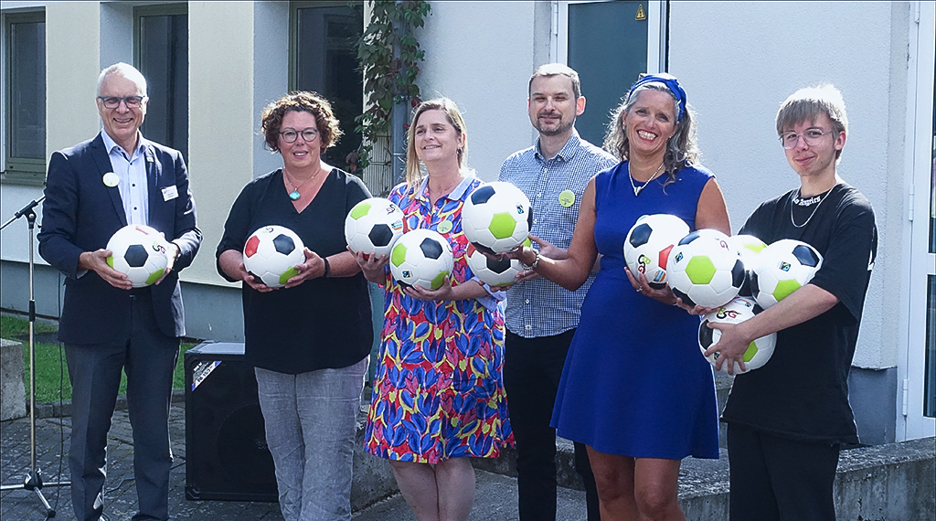 Schulleiter Rainer Flach, Erste Kreisbeigeordnete Susanne Simmler, Susanne Fay (Fairtrade AG), Stefan Leibiger (FL Sport), Oberstudienrätin Patricia Grendel und Schüler Ronan Bausch. Foto: privat