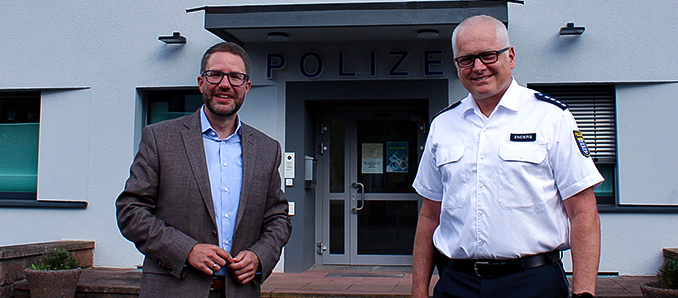 Landrat Thorsten Stolz (links) sprach mit Polizeihauptkommissar Stefan Enders über den Dienststellenbezirk Schlüchtern und wünschte dem neuen Leiter der Polizeistation gutes Gelingen und viel Schaffenskraft.