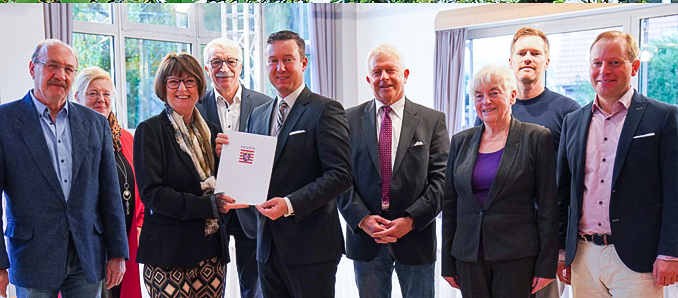 355.000 Euro Fördermittel fließen in die Renaturierung des Riedbachs. Priska Hinz (Dritte von links), hessische Umweltministerin, übergab Bürgermeister Matthias Möller (Mitte) feierlich den Bescheid. 
Foto: privat