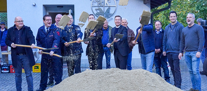 Beim symbolischem Spatenstich.