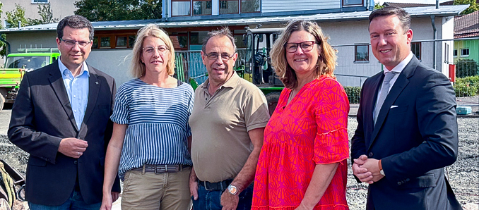 Freuen sich über den Zwischenerfolg (von links): Pfarrer Stefan Eisenbach, Christina Lins aus dem Kita-Ausschus, Ortsvorsteher Maik Basermann, Kerstin Baier-Hildebrand (Abteilung Familien, Sport, Kultur, Tourismus) und Bürgermeister Matthias Möller. Foto: Stadt Schlüchtern