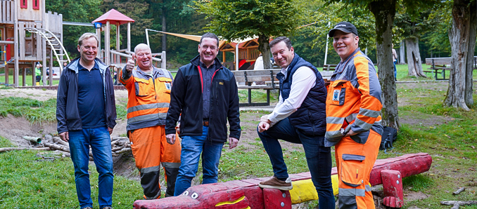 Sie haben den Spielplatz am Acis deutlich aufgewertet (von links): Thomas Müller, Hubert Dörr und Marc Lotz vom Bauhof, Bürgermeister Matthias Möller und Bauhof-Mitarbeiter Sebastian Blum. Foto: Stadt Schlüchtern