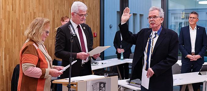 Thomas Daube (rechts) wurde in der Kreistagssitzung von der Kreistagsvorsitzenden Petra Wiesenberg (links) vereidigt. In der Mitte: Landrat Torsten Warnecke.