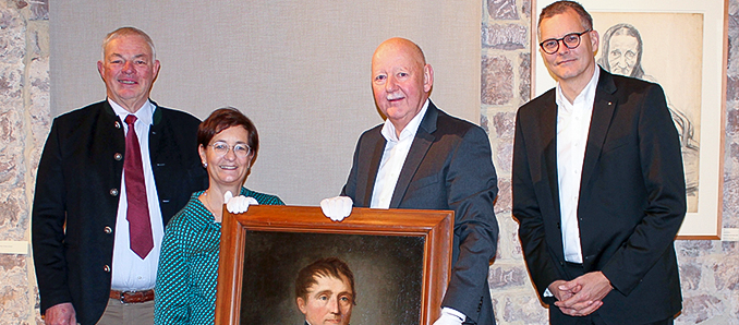 Dr. Christoph Harlfinger vom Förderkreis des Museums, Bürgermeisterin Anke Hofmann sowie vor allem Reinhard Faulstich und Thomas Walkenhorst vom Vorstand der Sparkasse Bad Hersfeld-Rotenburg freuen sich über einen restaurierten Lingg von Linggenfeld. (v.l.)