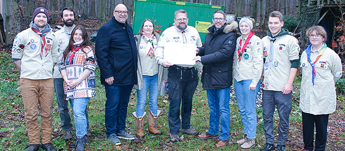 andrat Thorsten Stolz (4.v.r.) wünschte den Rodenbacher Pfadfindern um den Fördervereins-Vorsitzenden Gregor Engels und Kuratin Annette Engels (links daneben) für ihr Projekt Wald-Jurte weiter viel Erfolg, gemeinsam mit Bürgermeister Klaus Schejna (4.v.l.). Foto: privat