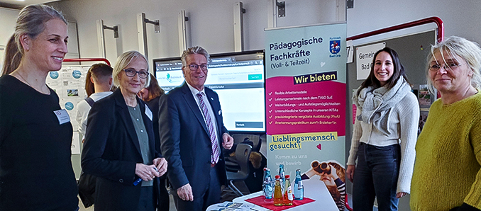 Beim Rundgang in der Eugen-Kaiser-Schule kamen Kreisbeigeordneter Winfried Ottmann, Schulleiterin Martina Schneider und Abteilungsleiterin Eva Zinnbauer mit Vertreterinnen und Vertretern der Kitas im Kreisgebiet ins Gespräch. Foto: privat