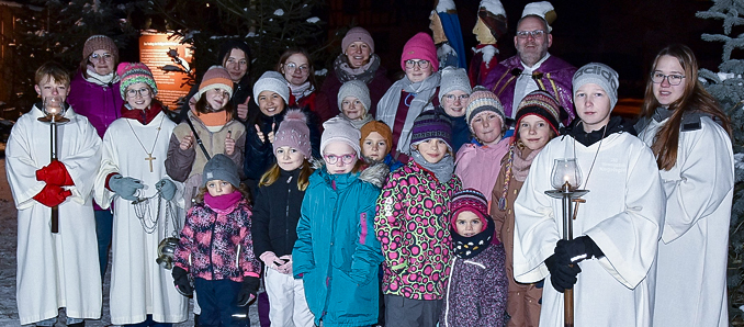 Mit der Segnungsfeier mit Pfarrer Ulrich Piesche und unter Mitwirkung des Kindersingkreis wurde der Rasdorfer Adventsweg eröffnet.  Fotos: wim