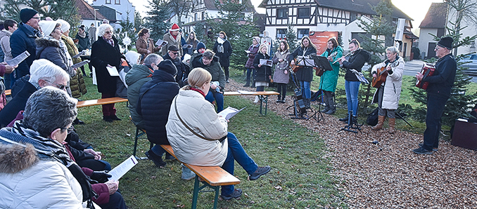 Die Akteure beim Offenen Singen am Rasdorfer Adventsweg waren (v.r.n.l.) Bernd Wald, Elfriede Möller, Tabea Gollbach, Edith Wiegand, Christina Weber, Nele Fladung und Mariann Bohlen. Foto: wim