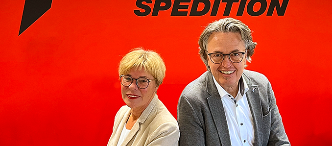 Birgit Bergemann übergibt Führung der John Spedition an Christoph Göbel. Foto: zufall