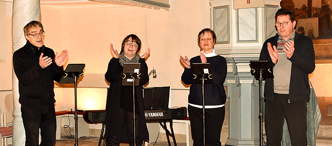 „4singen“ (v.l.n.r.) Stefan und Bärbel Ragotzky, Maria Fürthaler und Stefan Kasper traten als A-cappella-Chor in der Kirche Buchenau auf. Foto: Winfried Möller