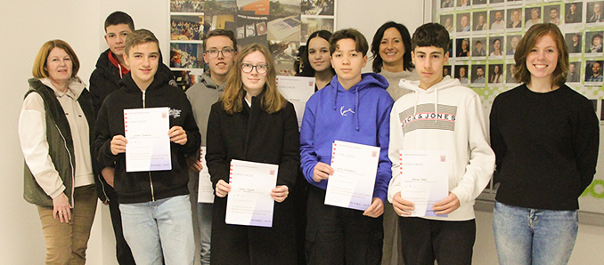 Schulleiterin Kerstin Glende (hinten rechts) und die Mathelehrerinnen Alisa Ickler (vorne rechts) und Christine Kalischewski (links) gratulierten den Sieger(inne)n des Mathewettbewerbs (v.l.n.r.): Dominik Madzar, Justus Hosbach, Simon Göbel, Tabea Vogelei, Simona Belchovska, Jacob Grenzebach und Emilian Aziz (Henrik Otto fehlte).