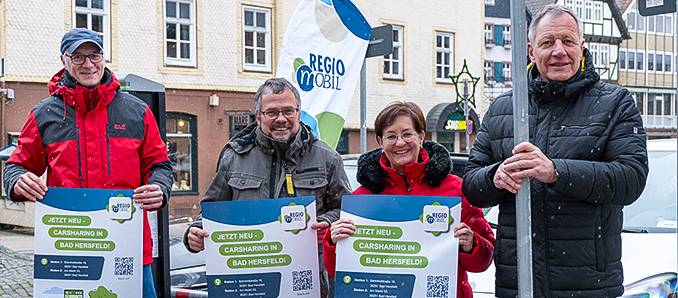 Jörg Hartleif (Projektmanager und Vertrieb Regio.Mobil), Michael Schramek (Geschäftsführer der Beratungsfirma Ecolibro und des Autoanbieters Regio.Mobil), Bürgermeisterin Anke Hofmann und der Erste Stadtrat Gunter Grimm an der Carsharing-Station. (v.l.) Foto: privat