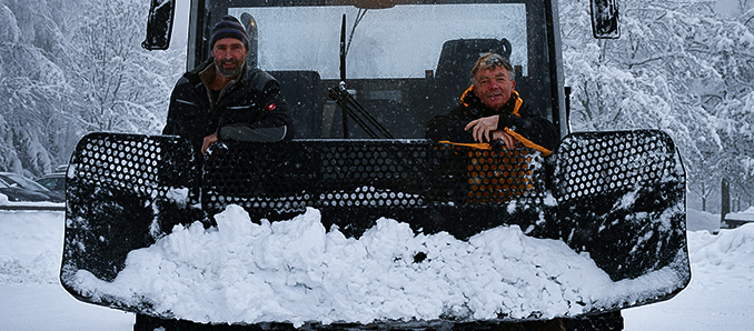 Bereits Anfang Dezember haben Oliver Kirchner (links) und Christoph Happel (rechts) mit dem Präparieren der Loipen für den Wintersport begonnen.  Foto: Lea Hohmann